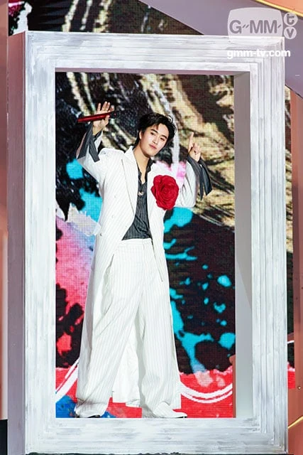ศิลปินถือไมโครโฟนแสดงบนเวที GEMINI ART-VENTURE CONCERT ปี 2569 คงภาพแนวตั้งและลายน้ำ GMMTV เต็ม