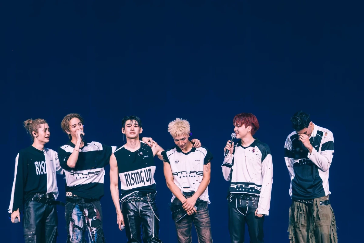 ศิลปินถือไมโครโฟนบนเวทีในภาพประกอบรายงานหลัง ATLAS RISING UP CONCERT ปี 2569