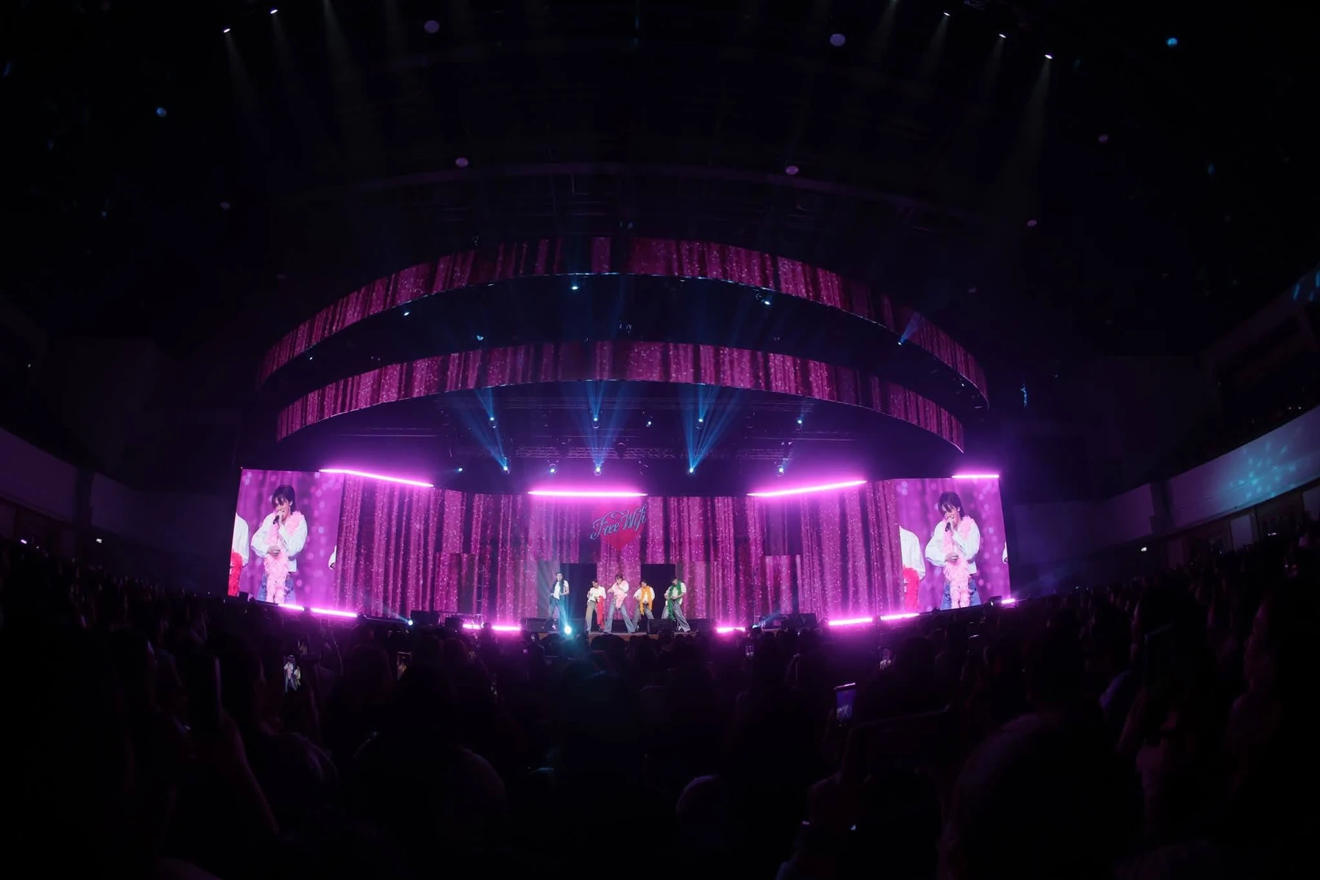 ภาพมุมกว้างเวทีแสงสีม่วงและผู้ชม CAT EXPOP เชียงใหม่ จากรายงานทีมโปรดักชันปี 2569