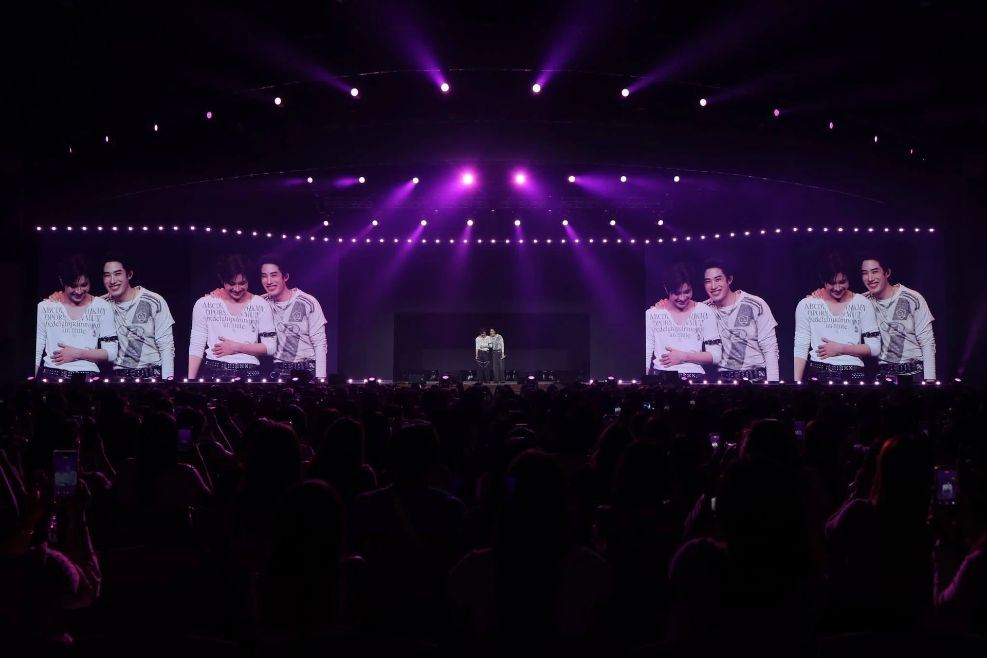 ภาพเวทีและจอขนาดใหญ่ด้านข้างพร้อมผู้ชม CAT EXPOP เชียงใหม่ จากรายงานทีมโปรดักชันโพสต์เดียวกัน