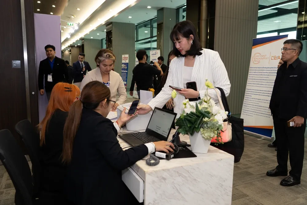 ผู้ร่วมงานที่จุดลงทะเบียนในแกลเลอรีทางการ AI x Ecom Summit ปี 2026