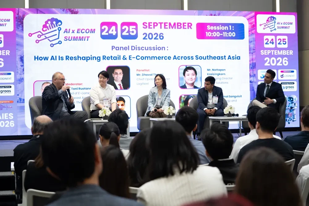 เวทีเสวนา AI x Ecom Summit พร้อมป้ายชื่องานวันที่ 24–25 กันยายน 2026 และผู้ฟัง
