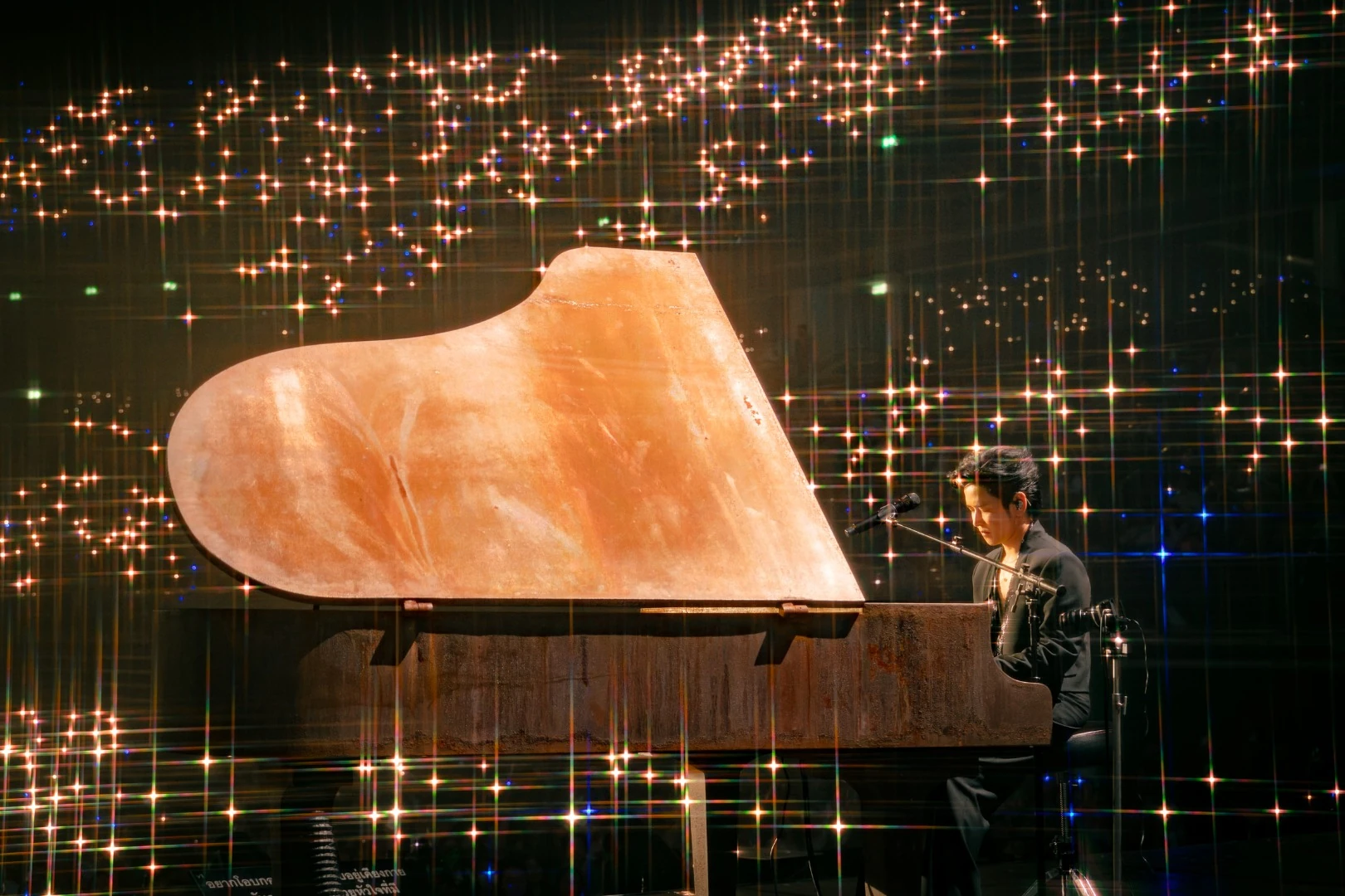 ภาพการเล่นเปียโนบนเวที PIANO & i CONCERT: Grammy Songbook ปี 2569 คงแสงรูปดาวจากต้นฉบับครบ