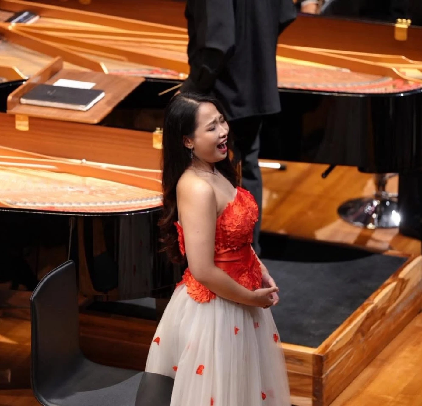 การร้องบนเวทีพร้อมเปียโนจากโพสต์ Carmina Burana ของผู้แสดงปี 2569