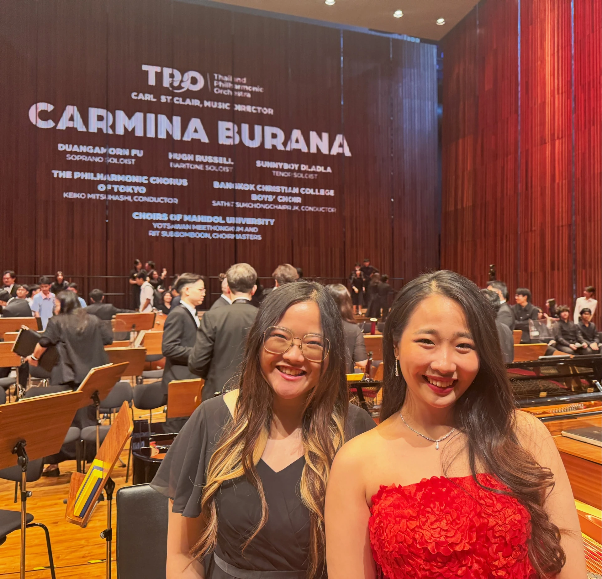 ภาพถ่ายบรรยากาศบนเวทีพร้อมฉากชื่อ TPO Carmina Burana จากโพสต์เดียวกันปี 2569