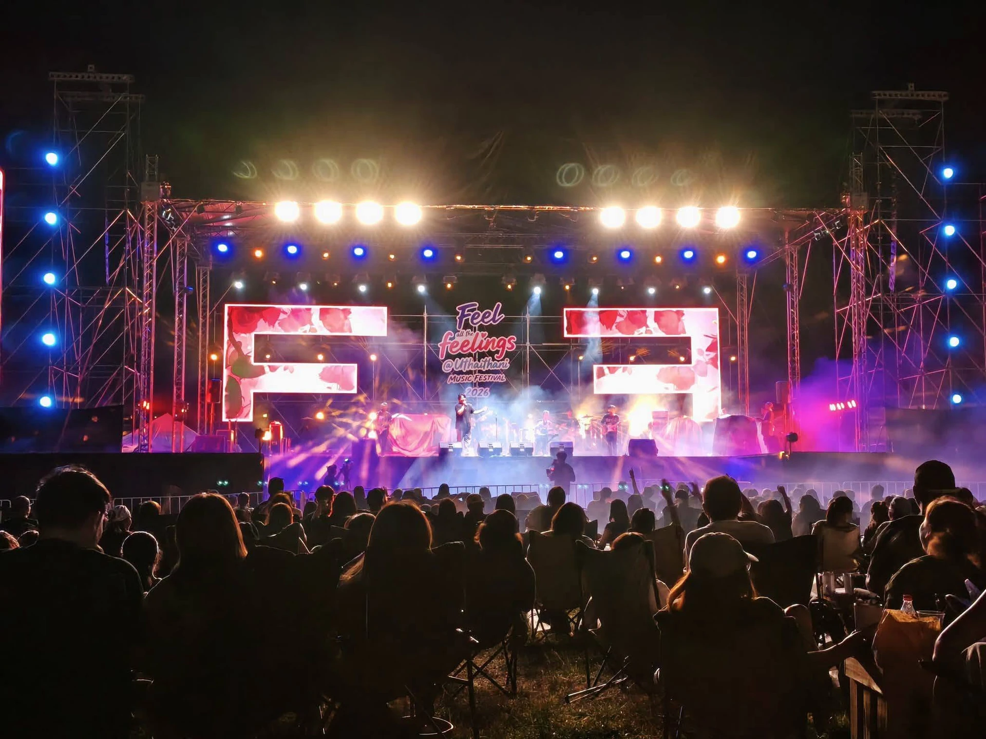 เวทีและผู้ชม Feel All the Feelings Uthaithani Music Festival ปี 2569