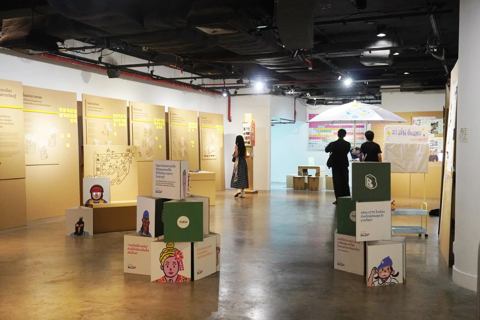 ห้องจัดแสดงและผู้เข้าชมจากรายงานนิทรรศการเดียวกันปี 2569