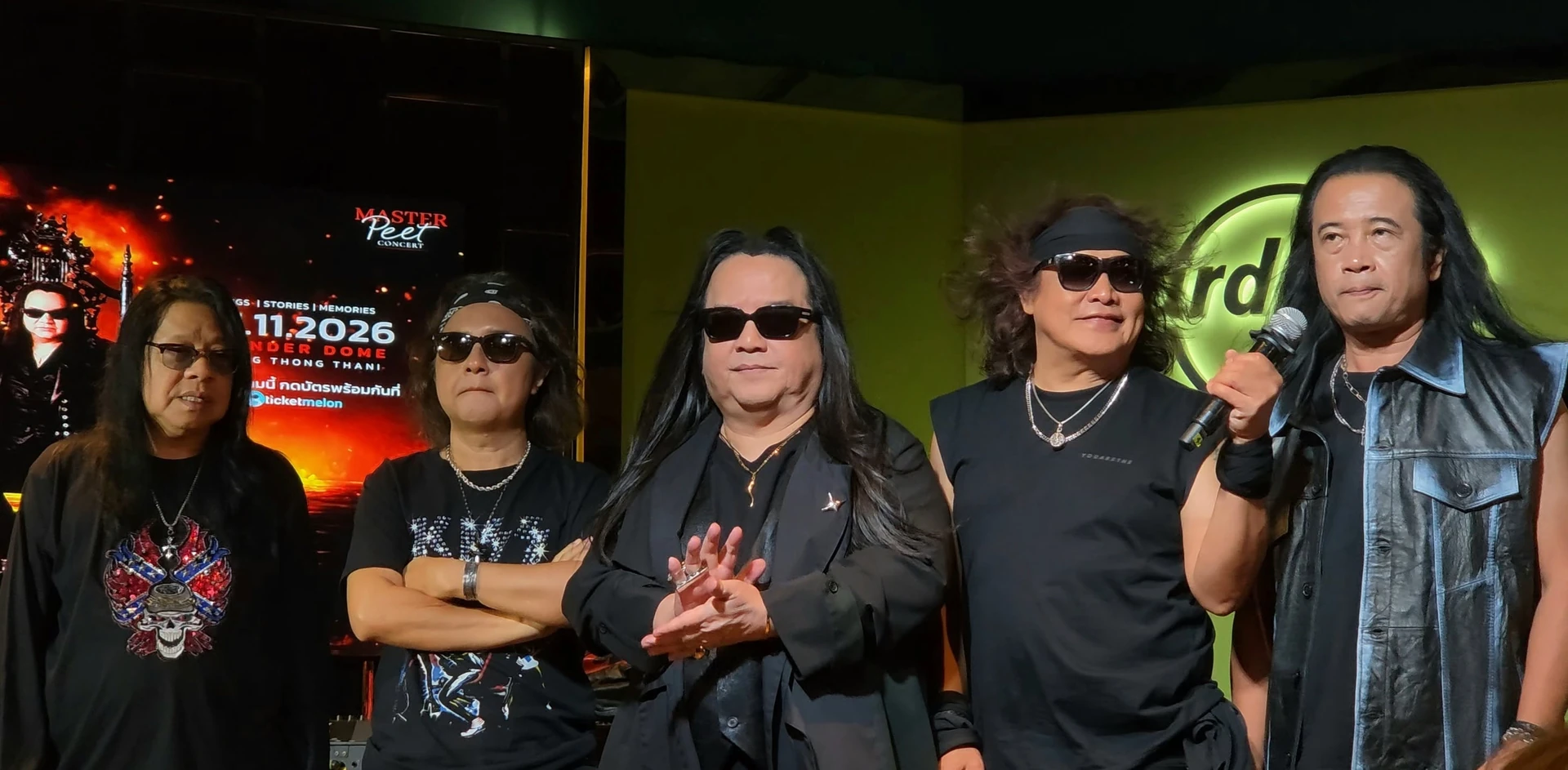 ช่วงพูดคุยบนเวทีงานแถลงข่าว PONG ROCK LEGACY พร้อมไมโครโฟนและฉากกิจกรรม ปี 2569