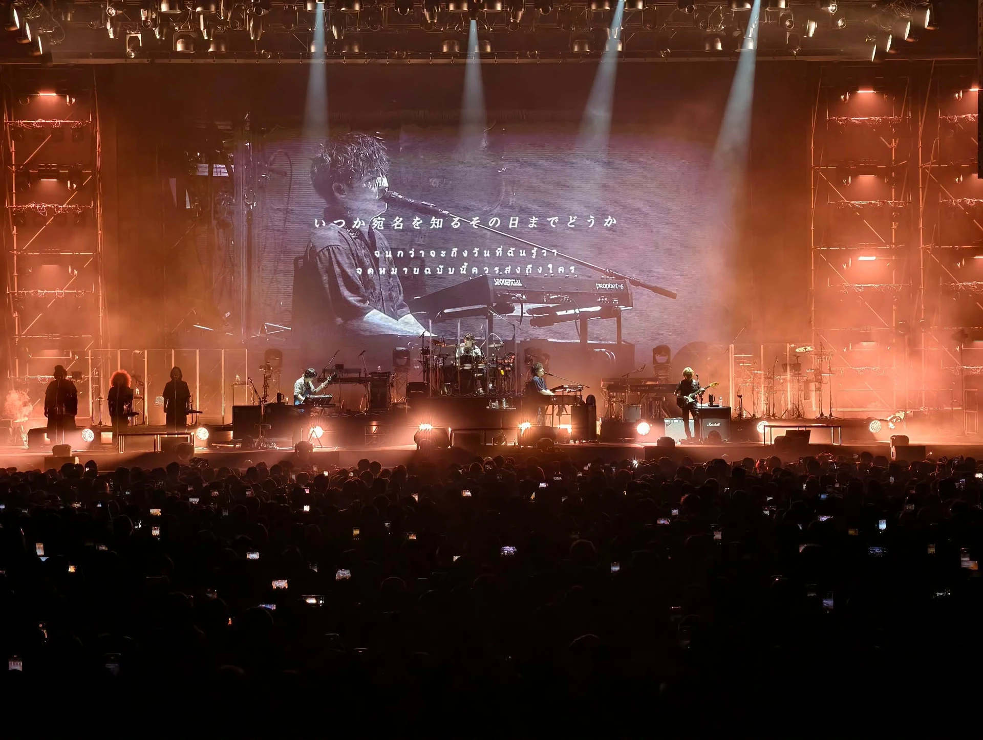 เวทีการแสดงพร้อมจอและผู้ชมคอนเสิร์ต OFFICIAL HIGE DANDISM ที่ UOB LIVE ปี 2569