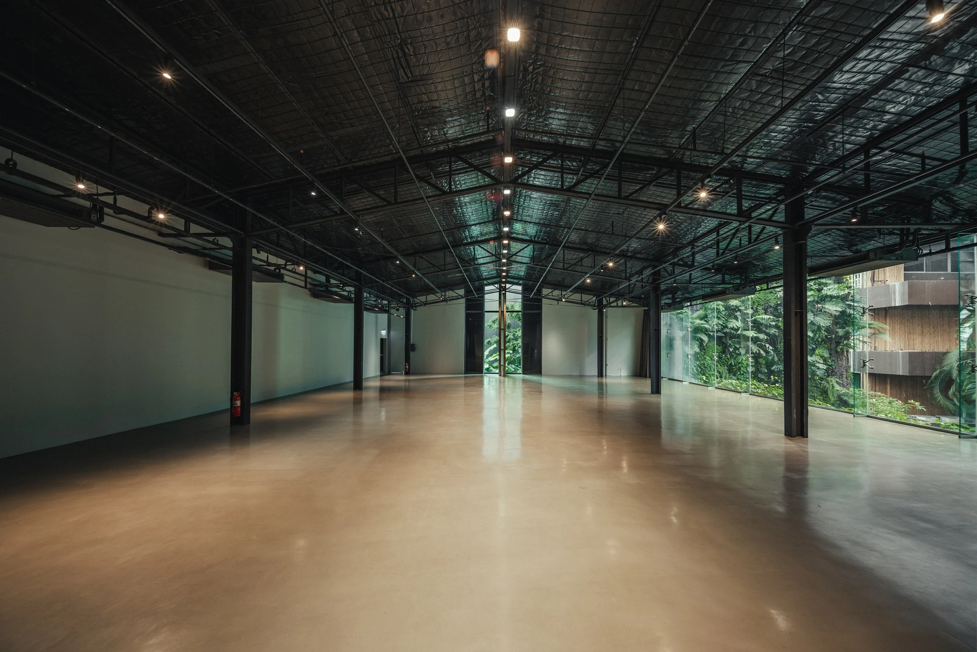 ภายใน 515 Hall พร้อมกระจกมองออกสู่พื้นที่สีเขียว จากเว็บไซต์ 515 Victory — ไม่ระบุวันหรือปีถ่าย คงภาพเต็มกรอบ เป็นภาพสถานที่ประกอบย้อนหลัง ไม่ใช่ภาพคอนเสิร์ต Parkinson & Atom วันที่ 6 กันยายน 2569 หรือการเตรียมงาน และไม่ยืนยันผังเวที โซนบัตร หรือสภาพปัจจุบัน
