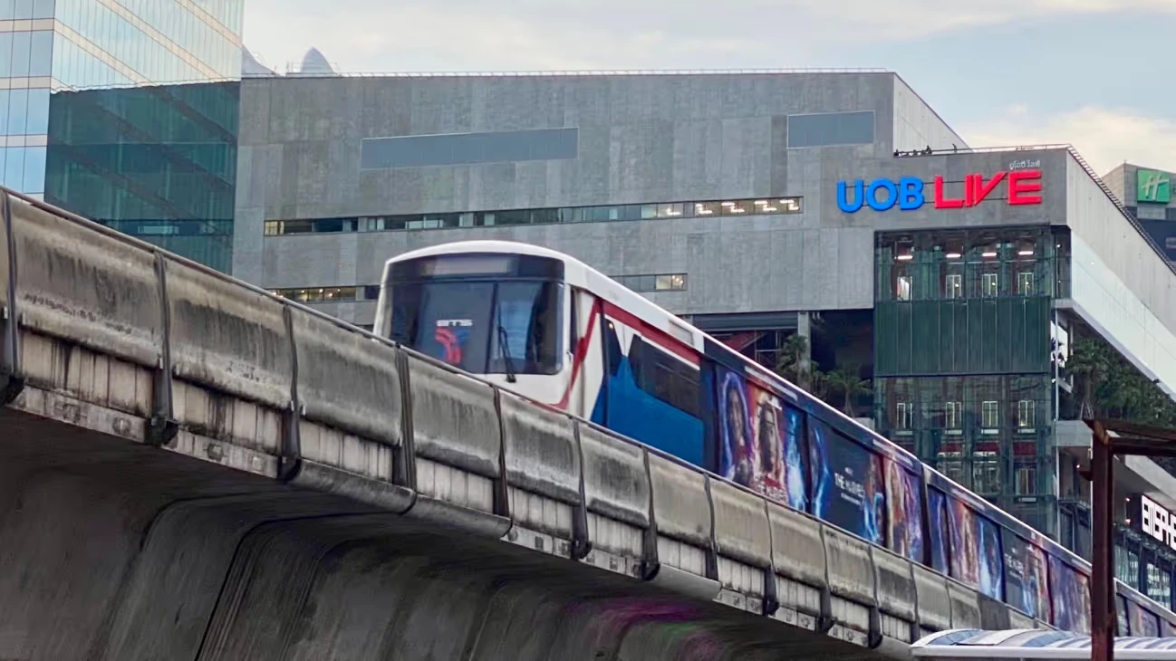 ภายนอก UOB LIVE ที่ EmSphere และรถไฟฟ้า จากเว็บไซต์สถานที่ทางการ — ไม่ระบุวันหรือปีถ่าย คงภาพเต็มกรอบ เป็นภาพสถานที่ประกอบย้อนหลัง ไม่ใช่ภาพคอนเสิร์ต Khalid – It’s Always Summer Somewhere Tour วันที่ 29 พฤศจิกายน 2569 หรือการเตรียมงาน และไม่รับรองทางเข้า ผังเวที สภาพพื้นที่ หรือการเดินรถปัจจุบัน