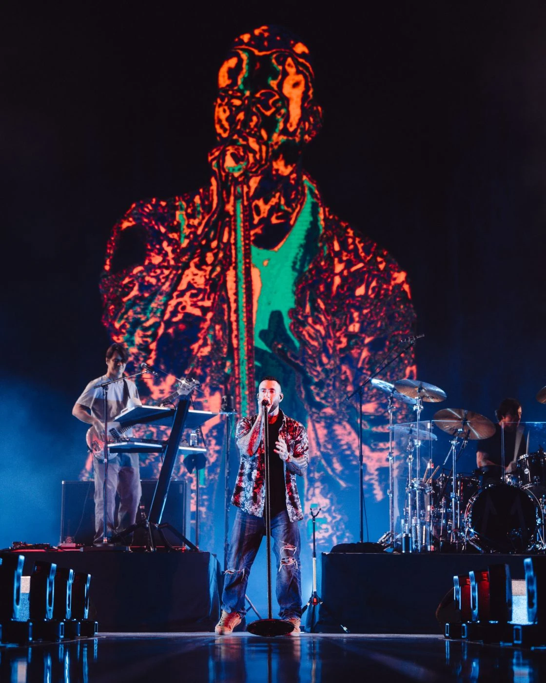 ภาพเวทีแนวตั้งพร้อมเครื่องดนตรีและจอการแสดง Maroon 5 ที่อิมแพ็ค อารีน่า ครั้งก่อนปี 2568