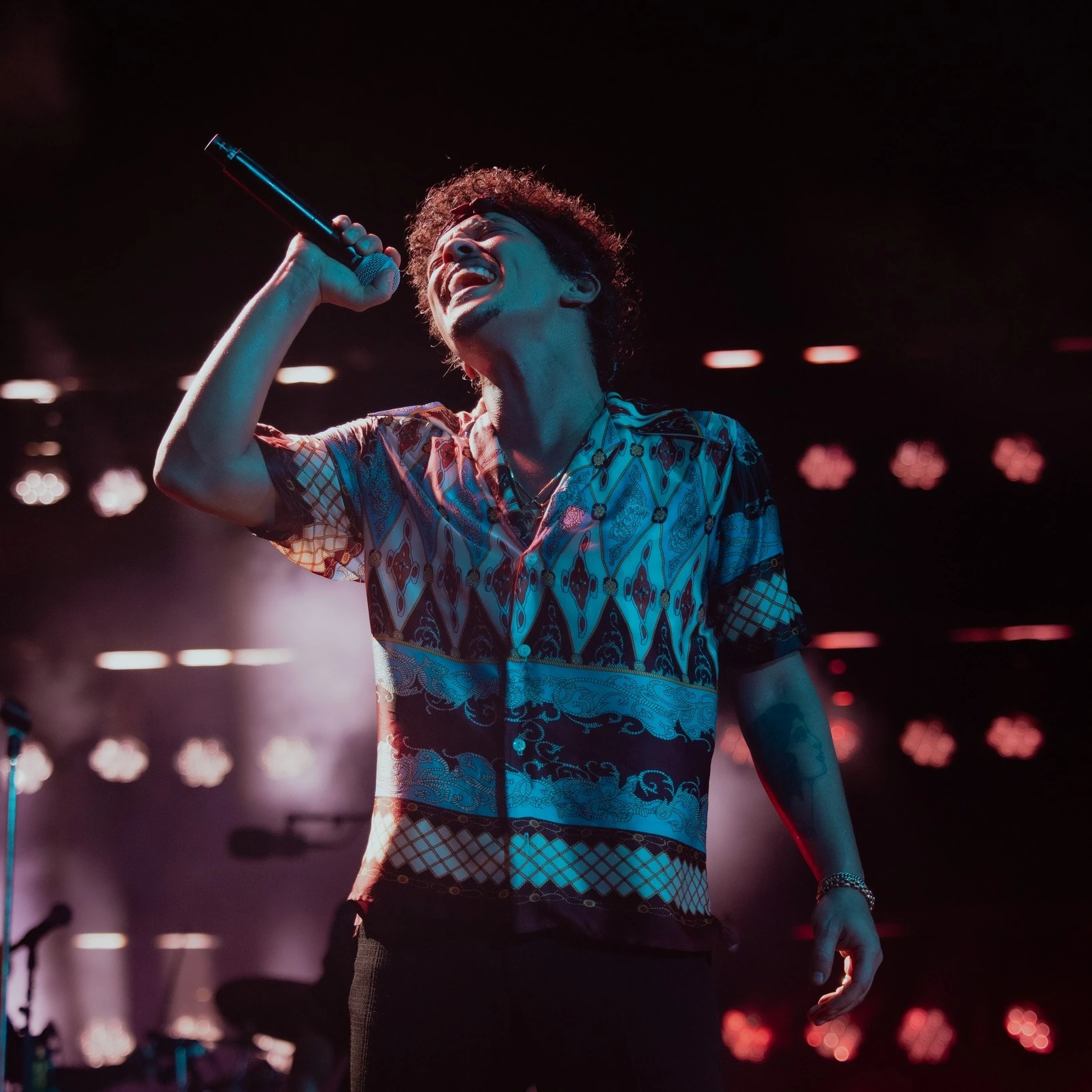 ภาพร้องเพลงบนเวทีจากงาน Bruno Mars Live in Bangkok ครั้งก่อนปี 2567