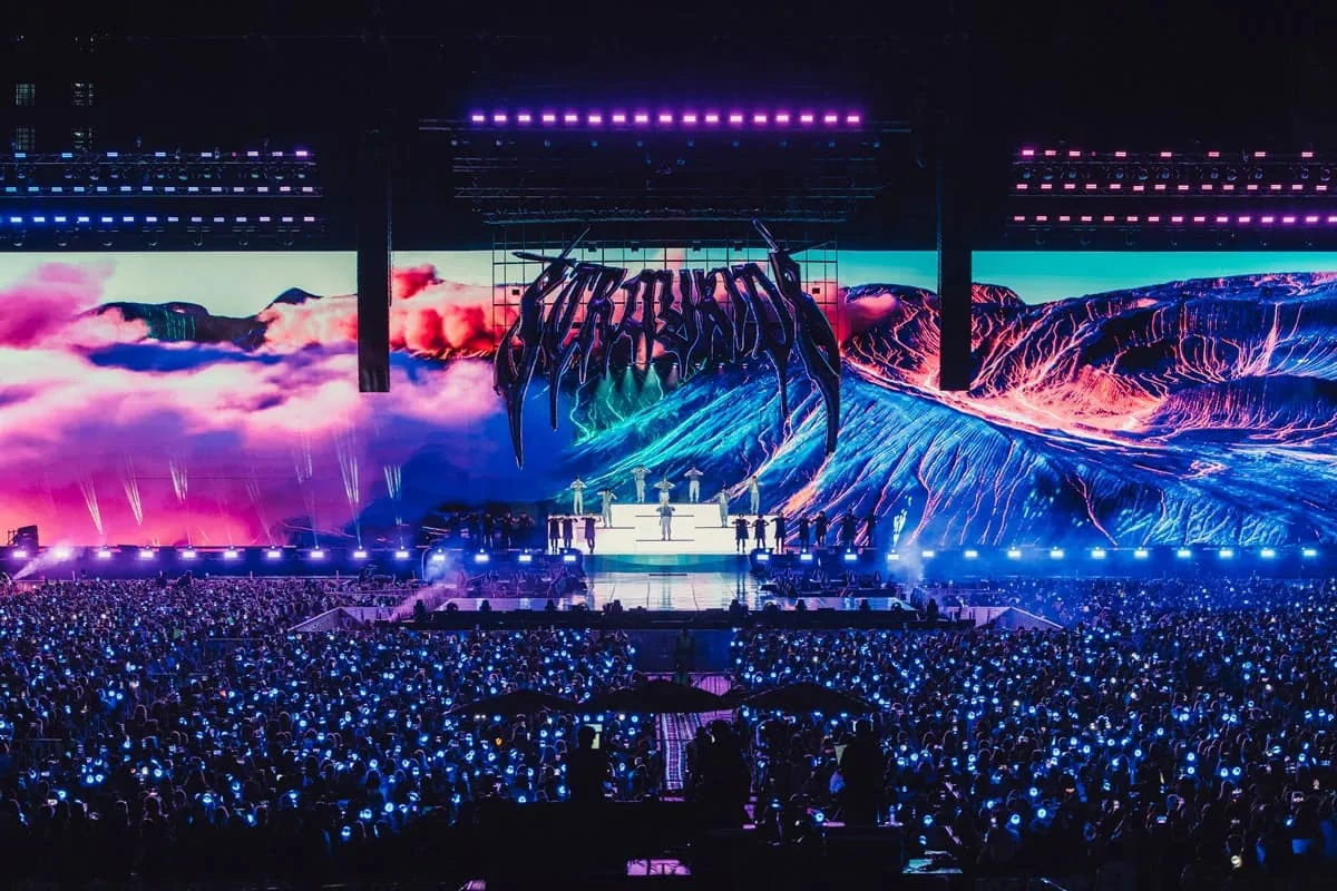 เวทีและผู้ชม Stray Kids dominATE BANGKOK ครั้งก่อนปี 2567 ที่สนามศุภชลาศัย