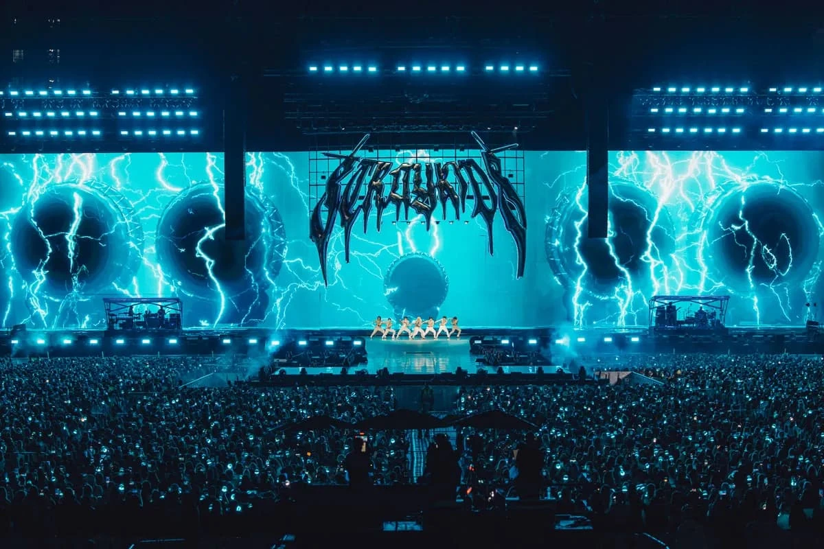 บรรยากาศเวทีพร้อมแสงสีและการแสดงอีกช่วงจากงาน dominATE BANGKOK ปี 2567