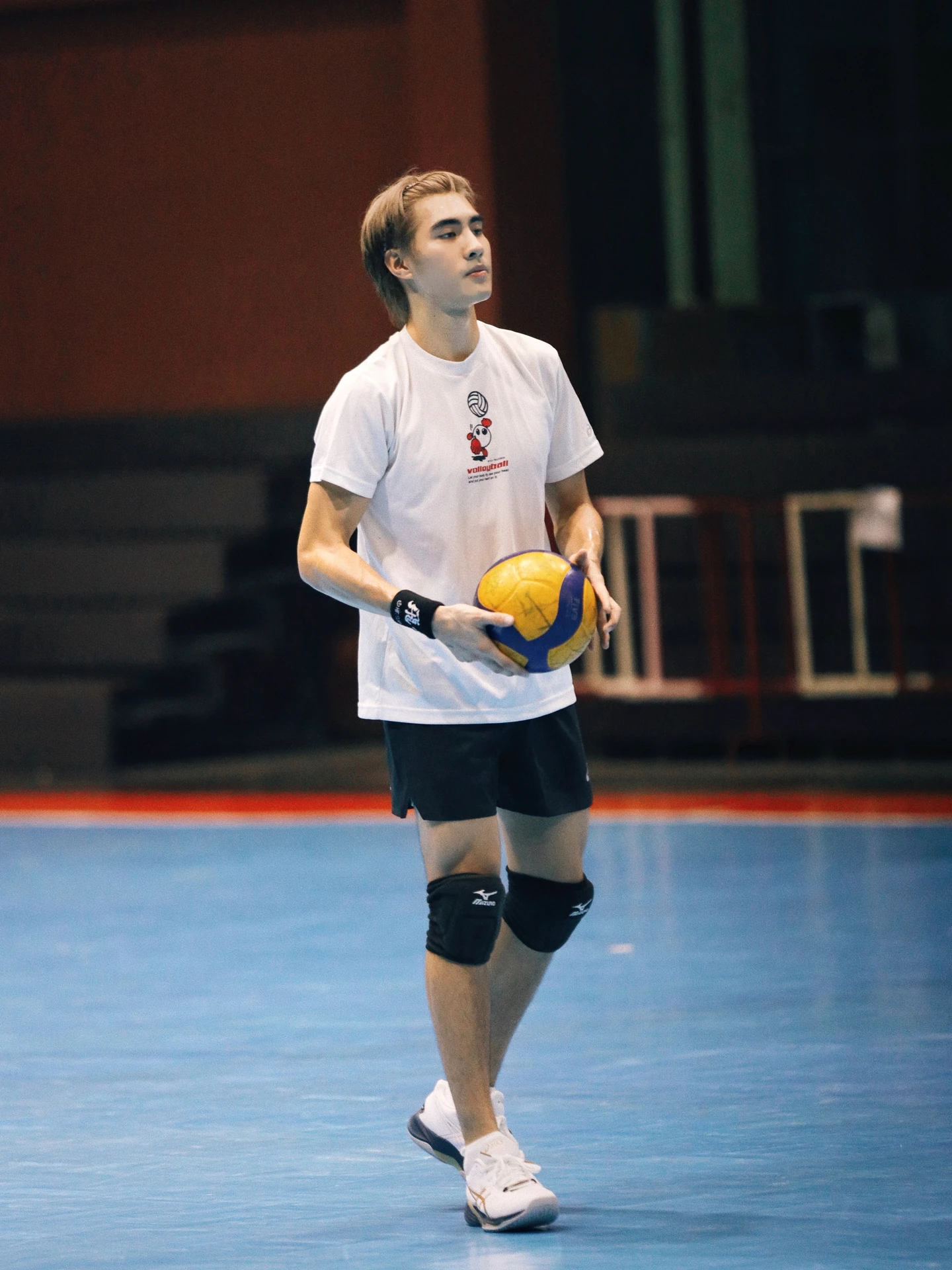 ภาพถือวอลเลย์บอลในสนามจากโพสต์ประชาสัมพันธ์ร่วมกับ SV.LEAGUE ต้นทางไม่ระบุวันหรือสถานที่ถ่าย