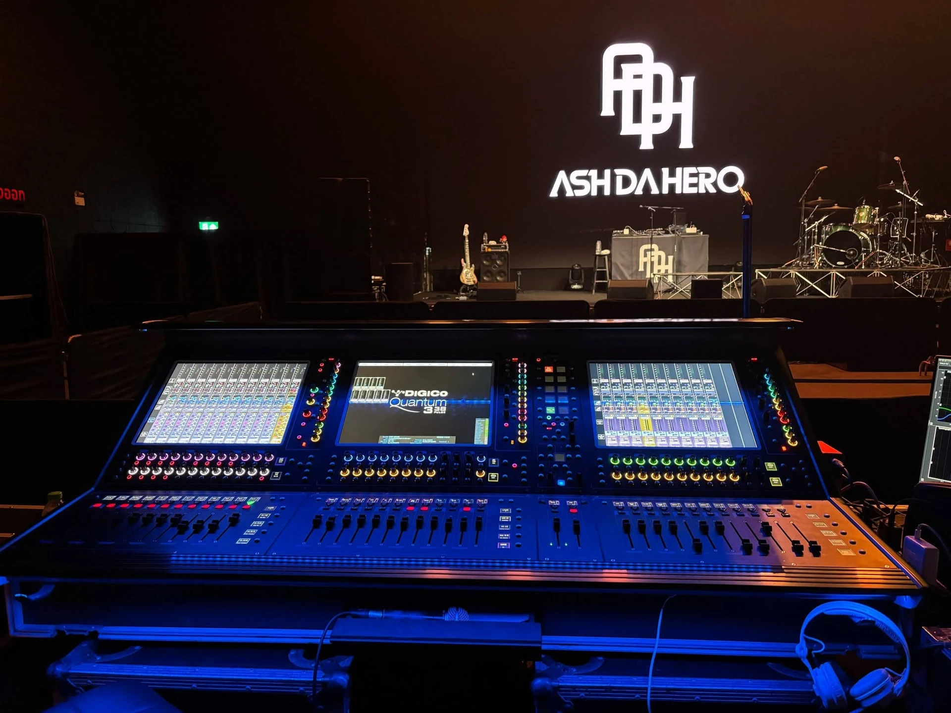 โต๊ะควบคุมระบบเสียงพร้อมเวที ASH DA HERO จากรายงาน JSS ของงานเดียวกัน