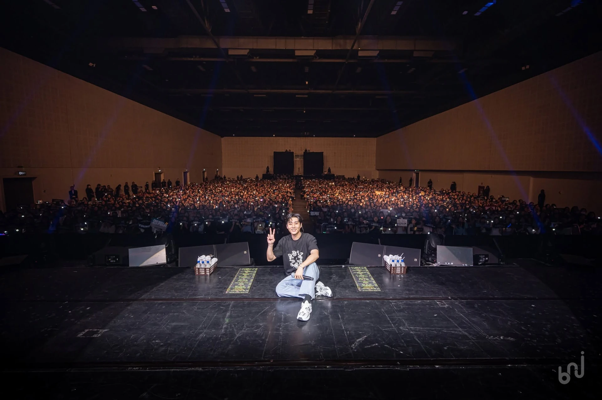เวทีและผู้ชมคอนเสิร์ต Young K Letters with notes รอบกรุงเทพฯ ปี 2566 จากอัลบั้ม BNJ
