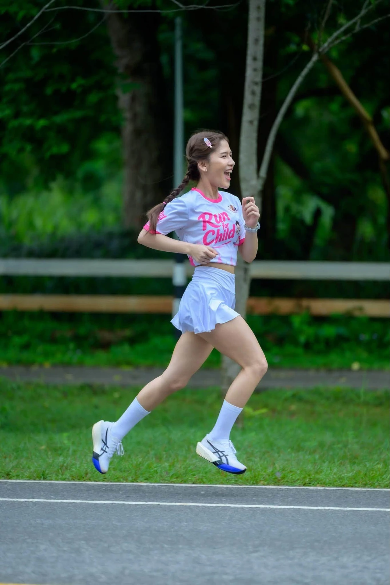 ภาพวิ่งเดี่ยวกลางแจ้งในเสื้อ Run for Child จากโพสต์ประชาสัมพันธ์เพจผู้จัด