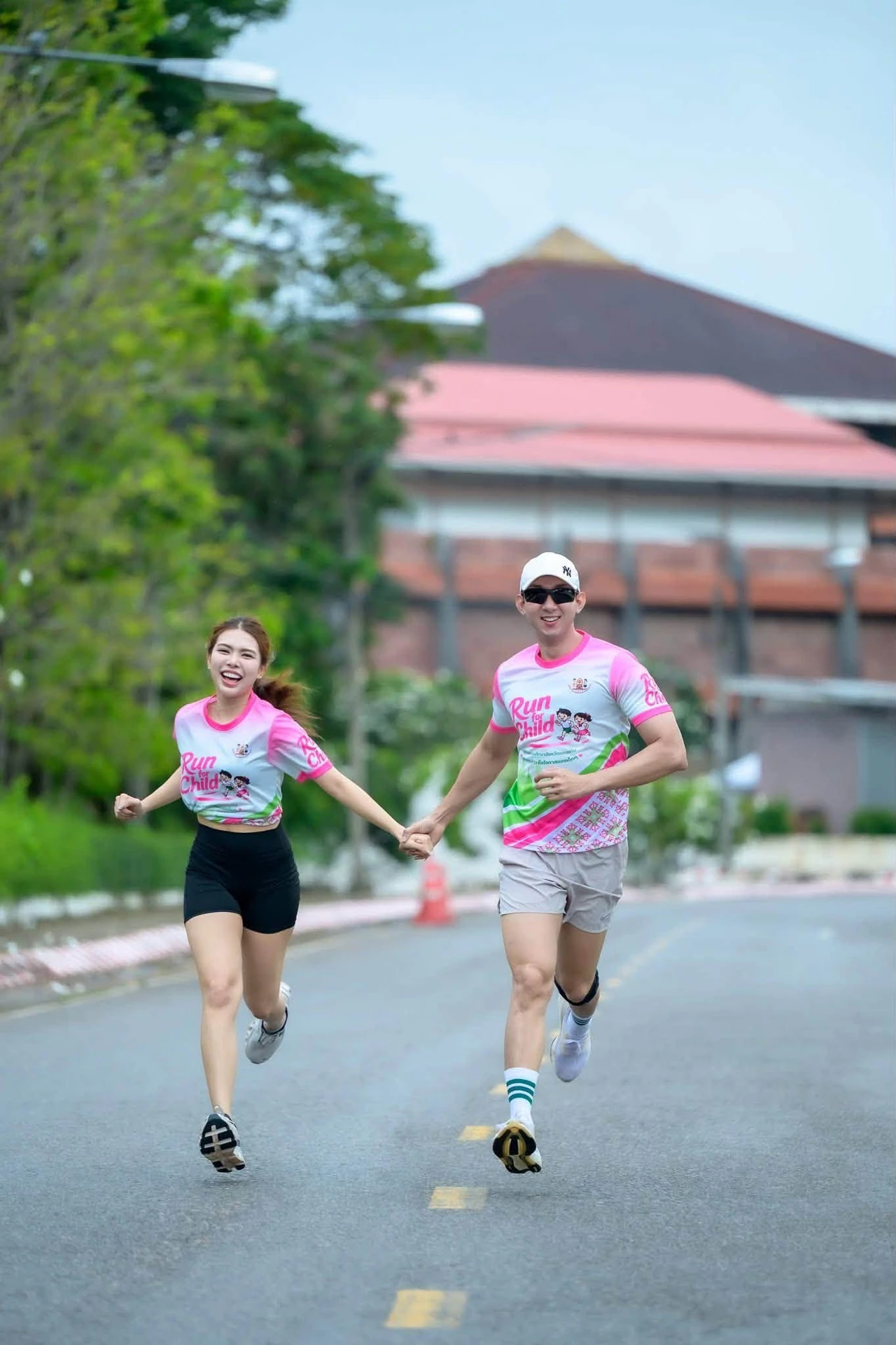 ภาพวิ่งคู่กลางแจ้งจากโพสต์ประชาสัมพันธ์ Run for Child ไม่ใช่การแข่งขันเดือนพฤศจิกายน