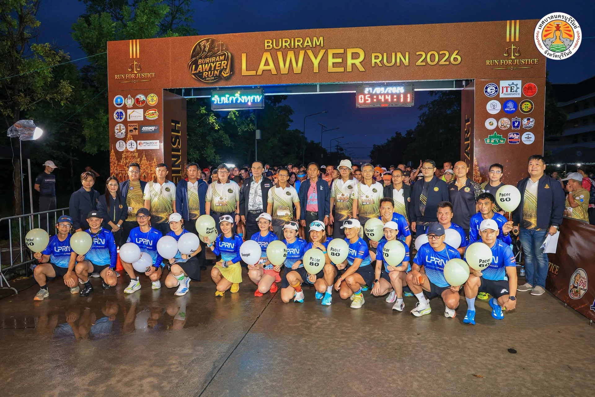 ภาพกลุ่มผู้ร่วมงานและนักวิ่งใต้ซุ้ม BURIRAM LAWYER RUN 2026