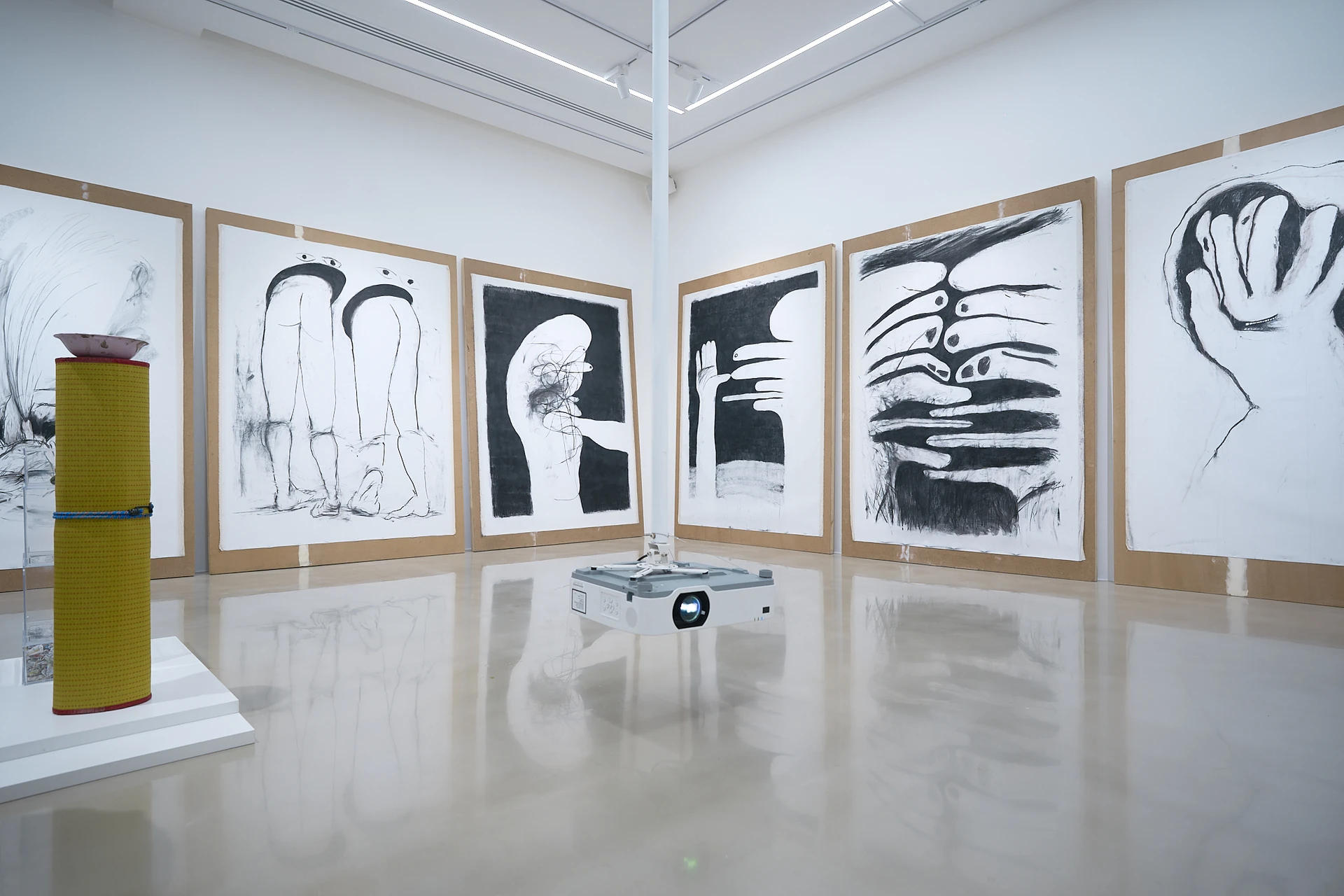 แผงภาพวาดและชิ้นงานในห้อง Drawing จาก Installation View 1