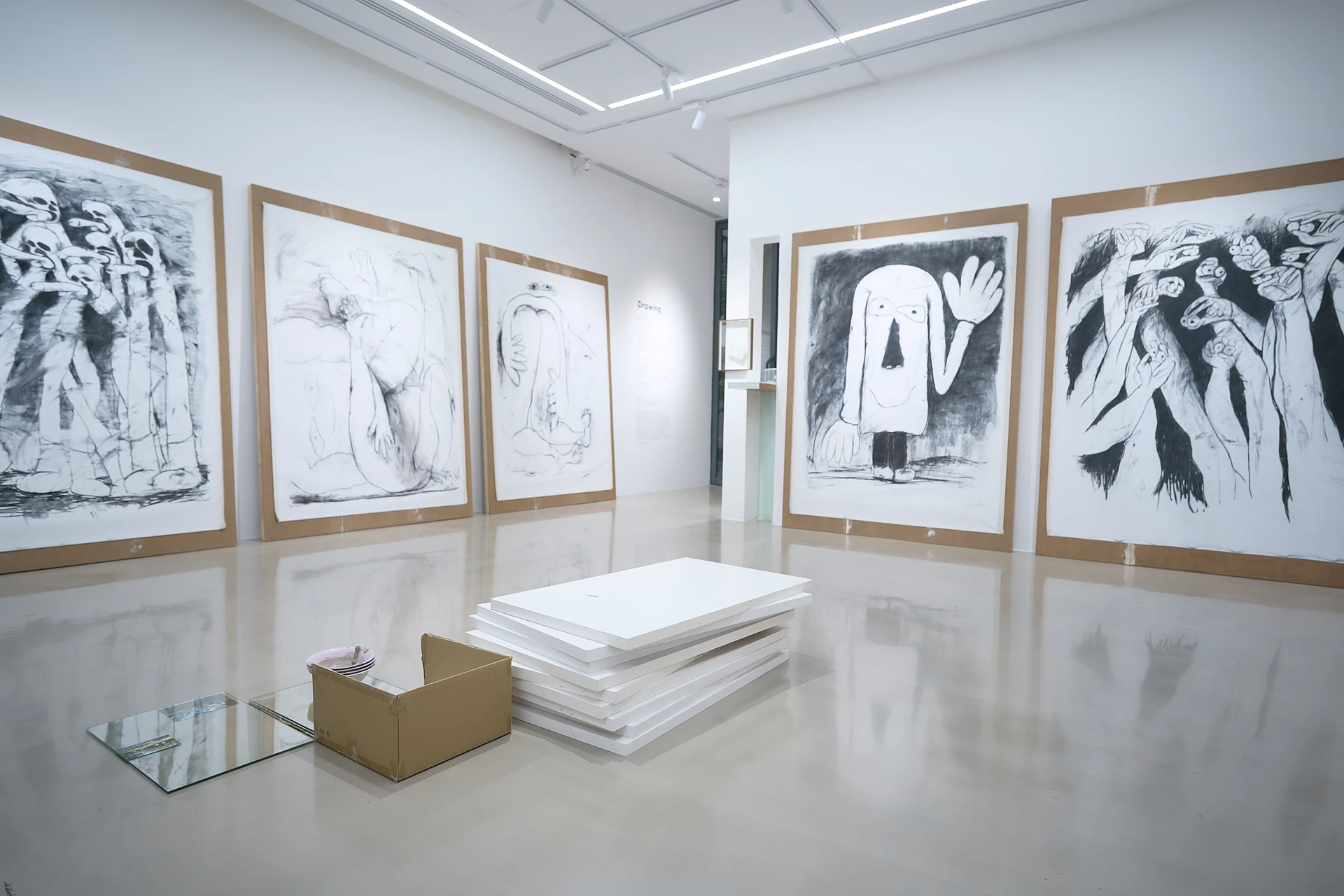 อีกมุมของห้อง Drawing มีแผงภาพวาดและชิ้นงาน จาก Installation View 2