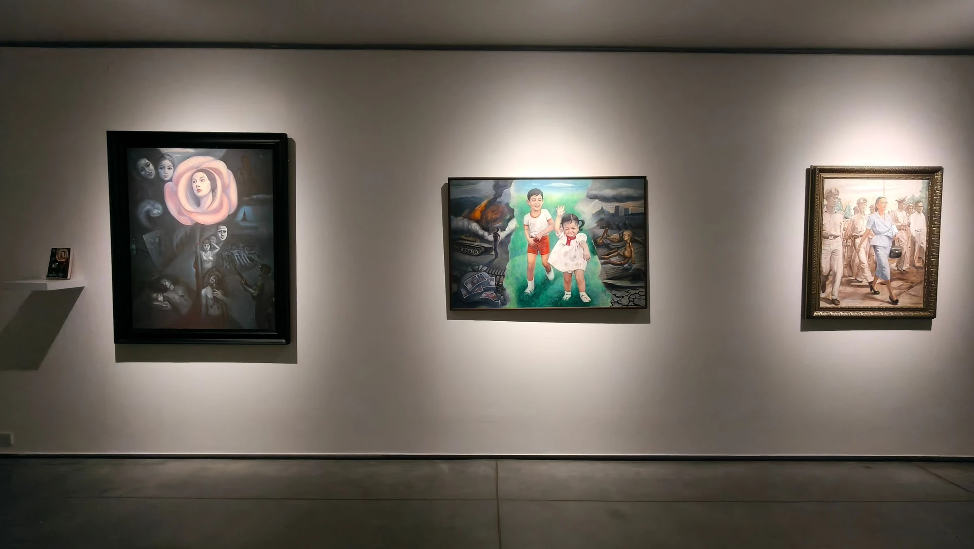 ผนังห้องจัดแสดงพร้อมภาพจิตรกรรมหลายชิ้นในจดหมายเหตุนอกบรรทัด