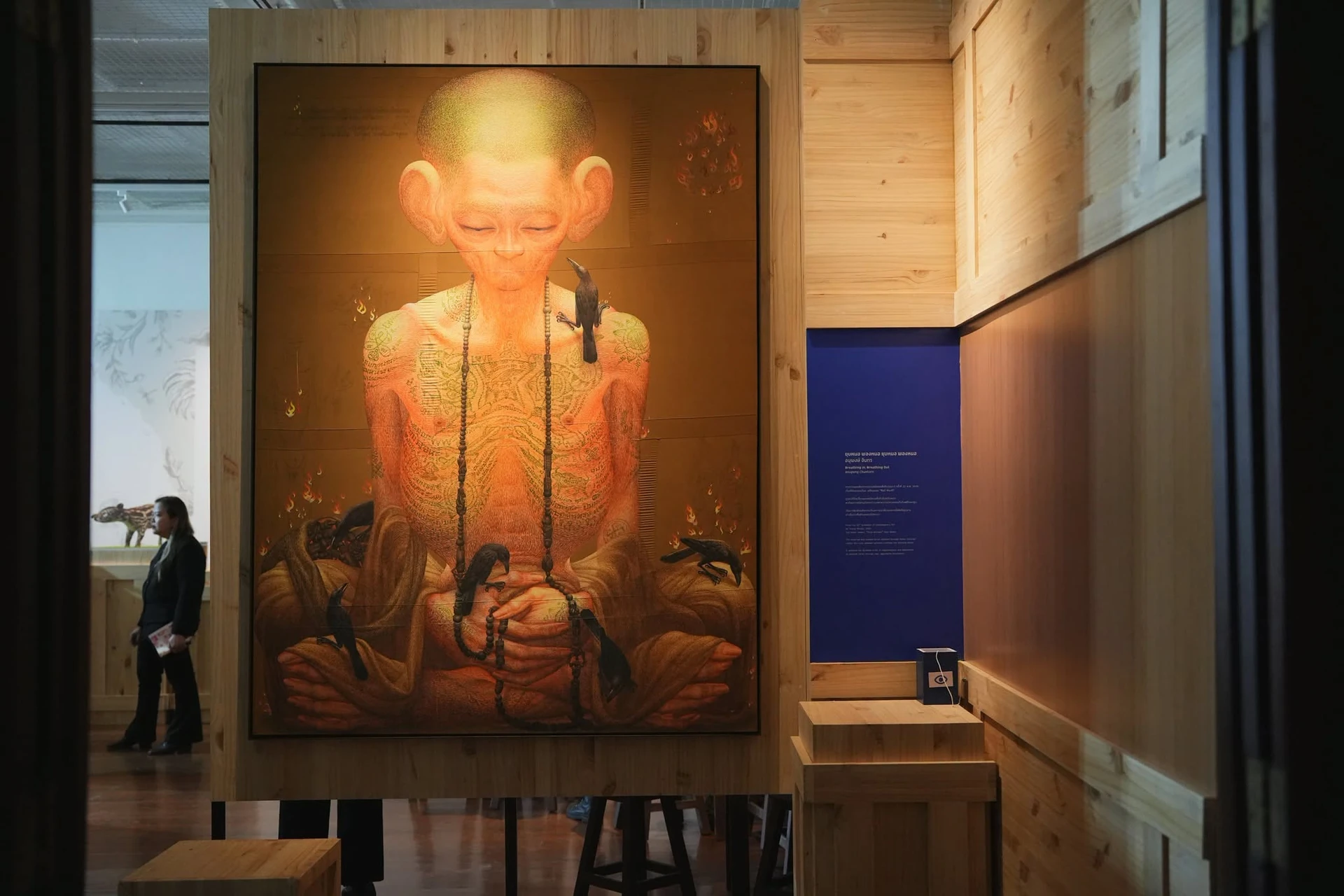 จิตรกรรมและป้ายอธิบายในพื้นที่จัดแสดงนิทรรศการคนแปลกหน้า