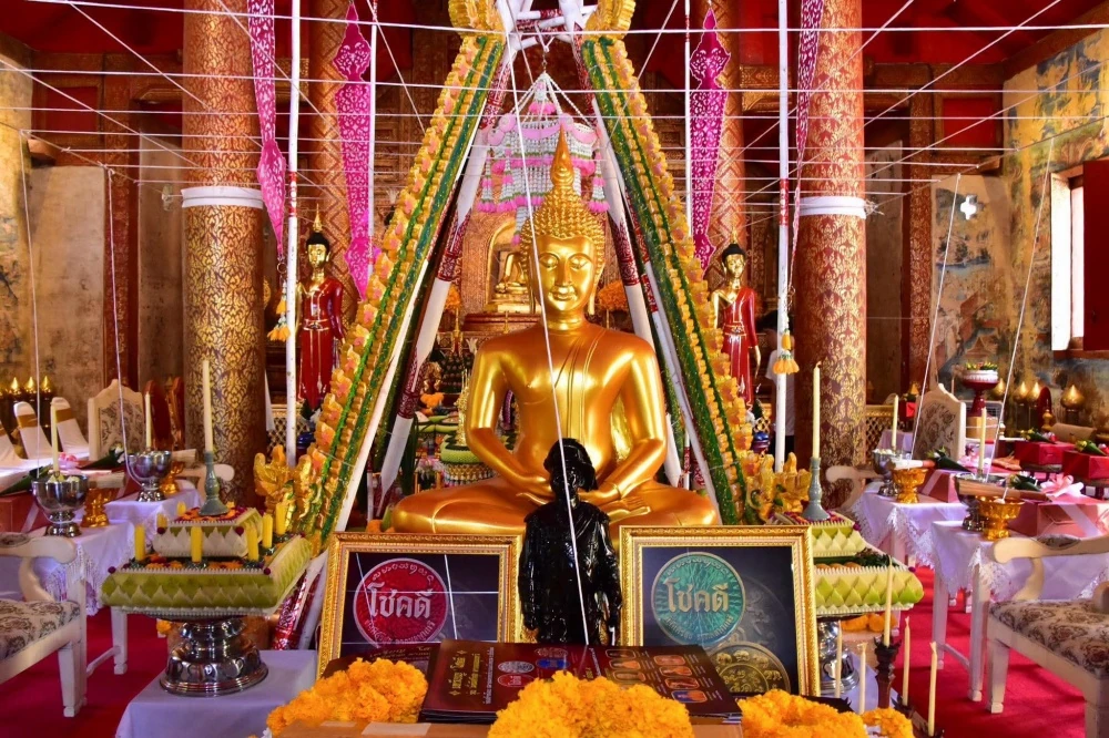 ภาพพื้นที่ประกอบพิธีพร้อมสายสิญจน์และป้ายเหรียญโชคดีในวัดพระสิงห์