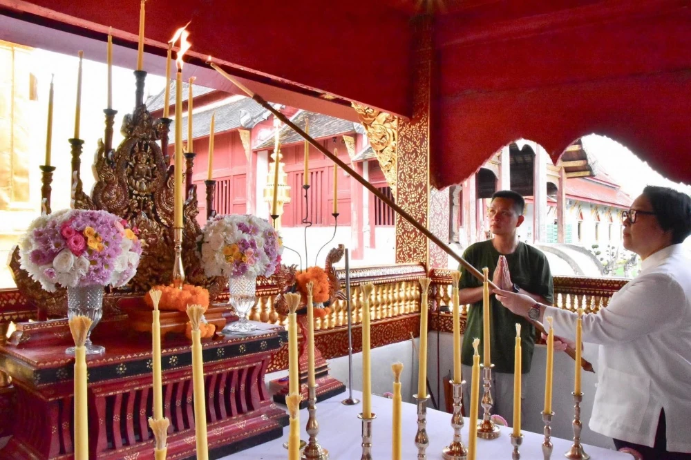 ผู้ร่วมจุดเทียนในพื้นที่พิธีวัดพระสิงห์จากรายงานเทศบาล