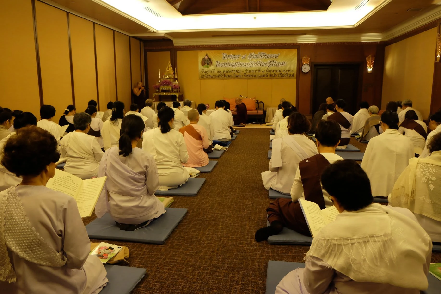 มุมกว้างห้องกิจกรรมและผู้ปฏิบัติธรรมในโครงการจิตตภาวนาปี 2562