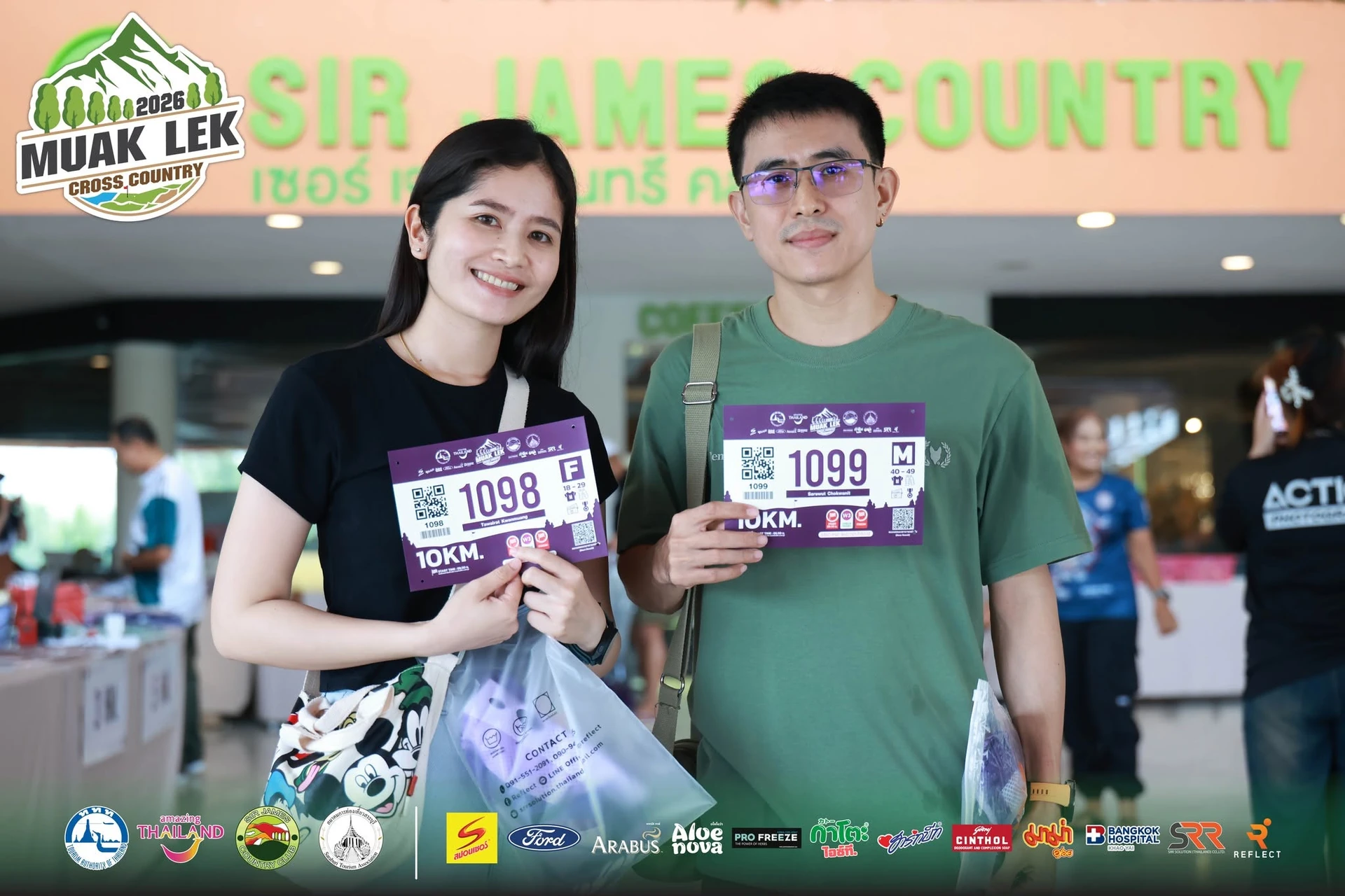 ผู้ร่วมงานรับเสื้อและบิบ Muak Lek Cross Country 2026 ที่เซอร์เจมส์ คันทรี่ คลับ