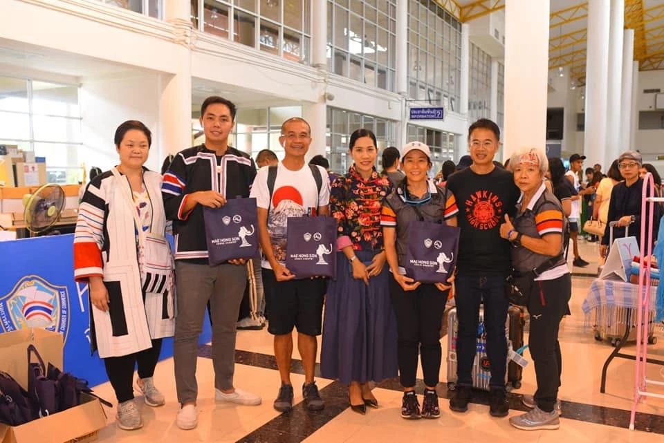 ผู้ร่วมงานถือถุงกิจกรรม Mae Hong Son Cross Country ในพื้นที่รับบิบปี 2562