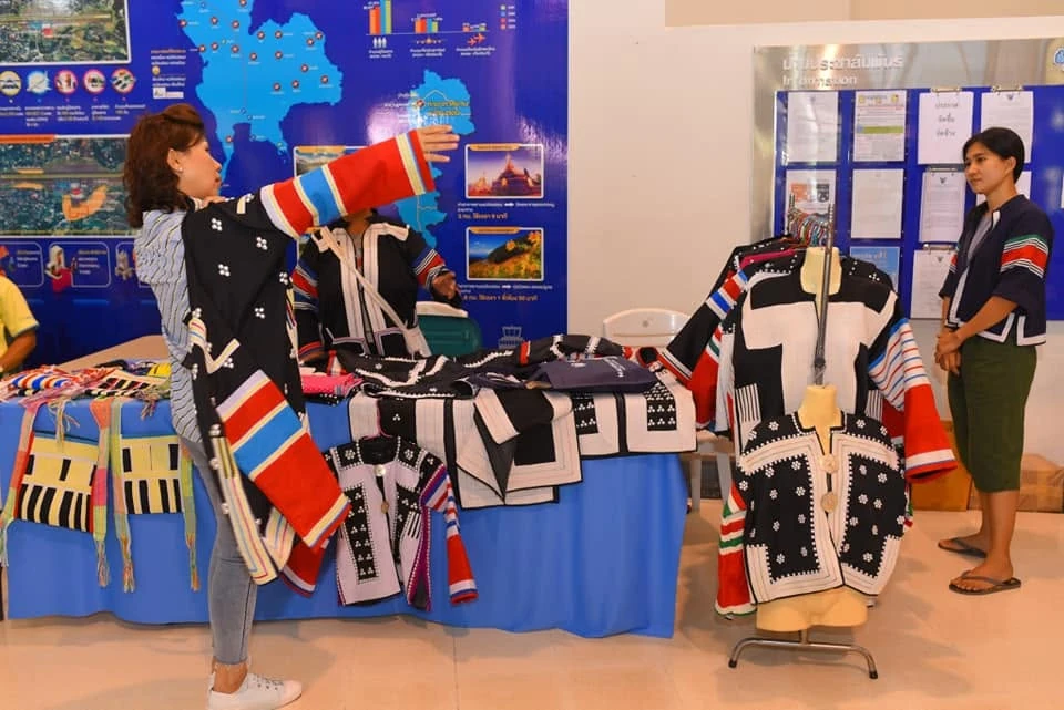 พื้นที่จำหน่ายเสื้อผ้าชุมชนจากอัลบั้มกิจกรรมรับบิบแม่ฮ่องสอนปี 2562