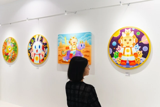 ภาพพื้นที่จัดแสดง Art Wall ที่ MMAD จากข่าวประชาสัมพันธ์ AMARIN TV — ปี 2569 ตามช่วงนิทรรศการ 14 มีนาคม–10 พฤษภาคมในรายงาน ไม่ระบุวันถ่ายแน่นอน เป็นคนละนิทรรศการกับ Pink Issue ไม่ยืนยันห้อง P3 หรือสภาพปัจจุบัน