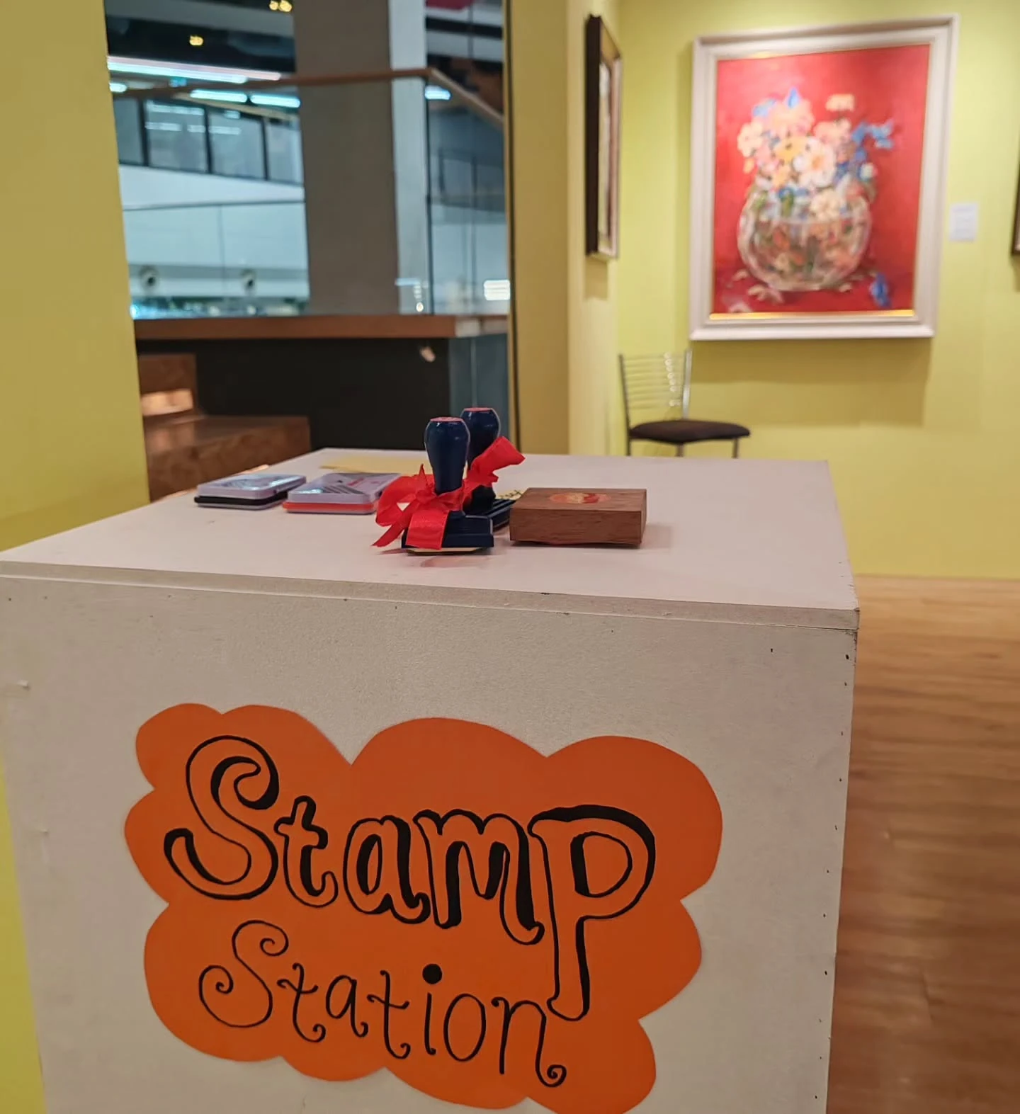 จุด Stamp Station และพื้นที่จัดแสดงภาพวาด จากชุดภาพ Where the Path Wanders ของ Merryl’s Art