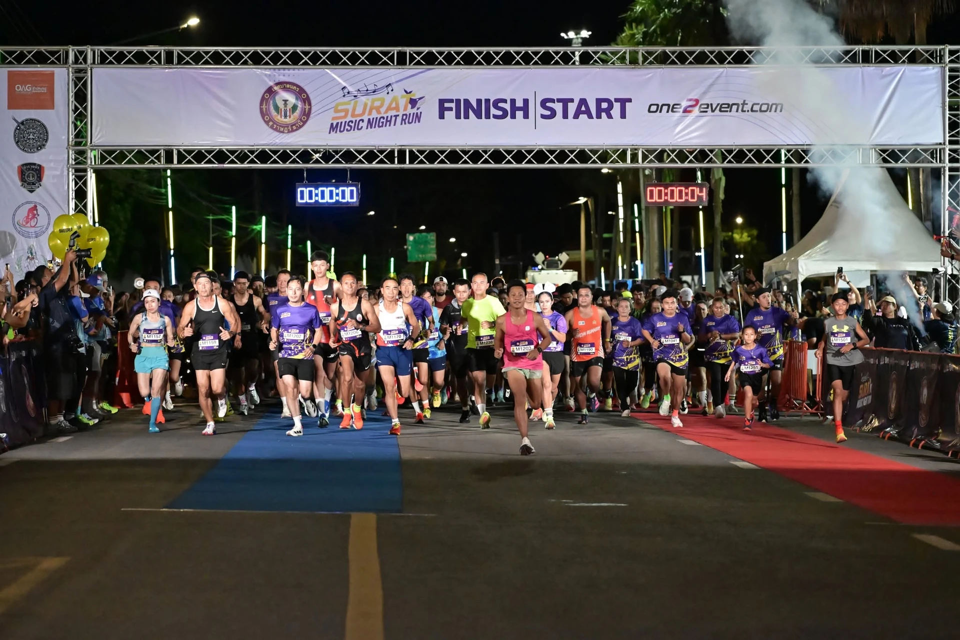 นักวิ่งบริเวณซุ้ม FINISH START ในชุดภาพ SURAT MUSIC NIGHT RUN 2026