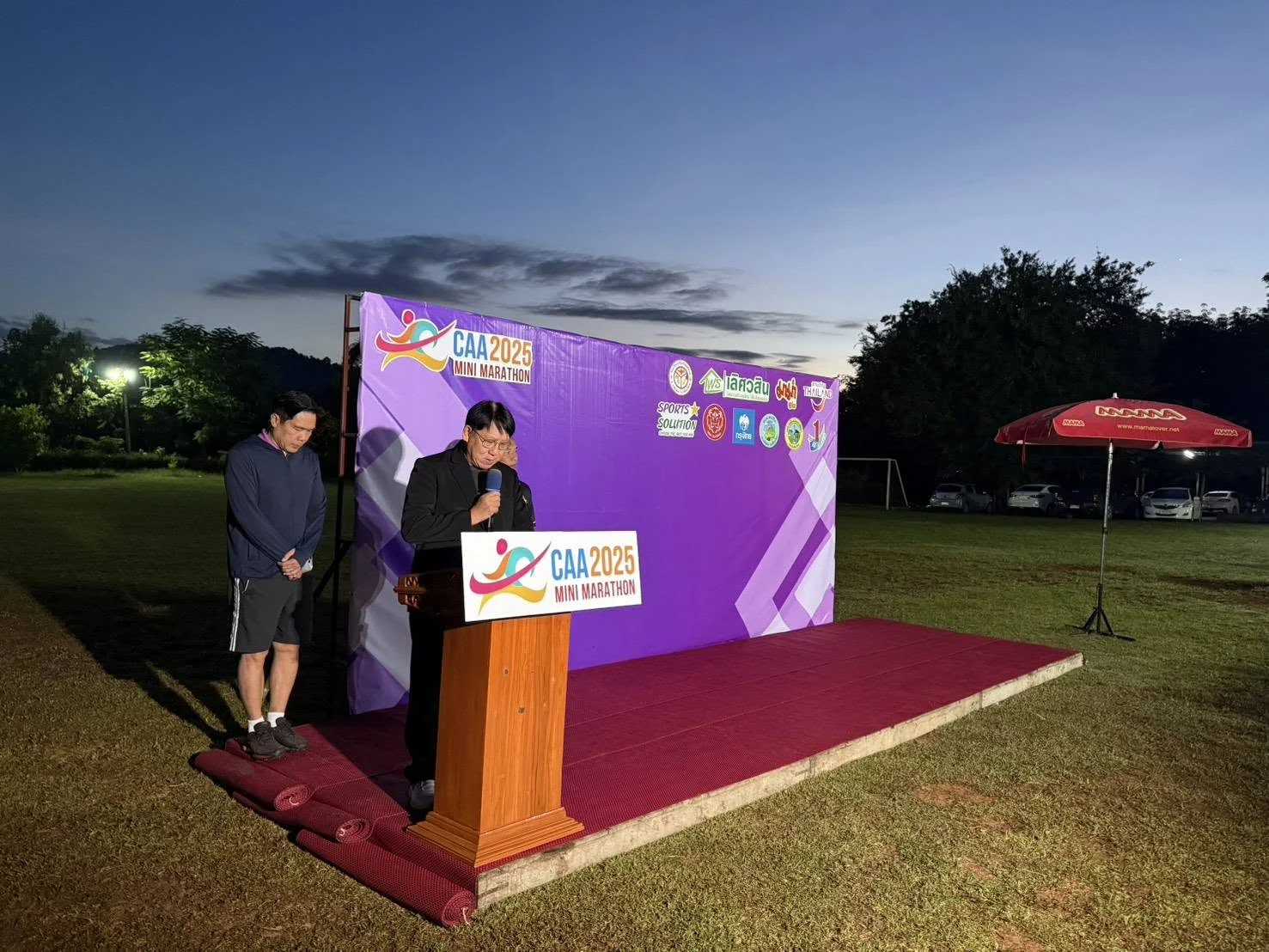 กิจกรรมใช้ไมโครโฟนที่แท่นบริเวณป้าย CAA 2025 Mini Marathon