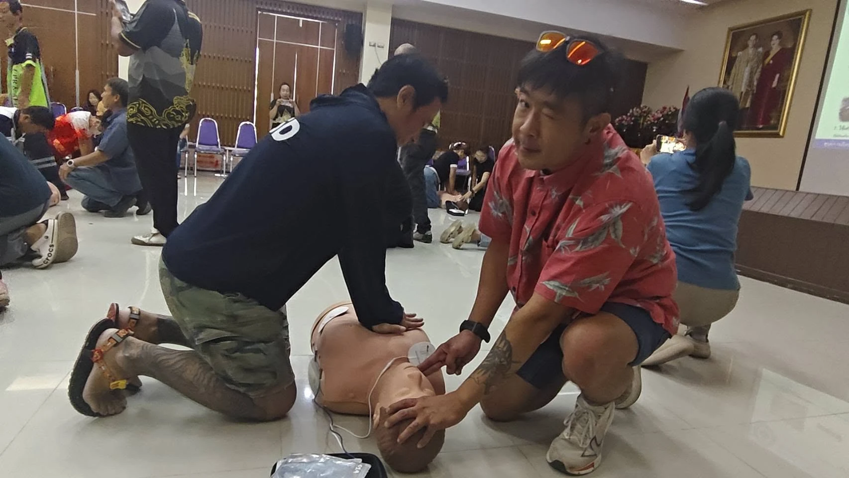 การฝึกกับหุ่นจำลองในห้องอบรม จากภาพที่เพจ Half marathon หนาวนี้ที่สารภี ครั้งที่ 1 เผยแพร่ (ไม่ระบุปีถ่าย)