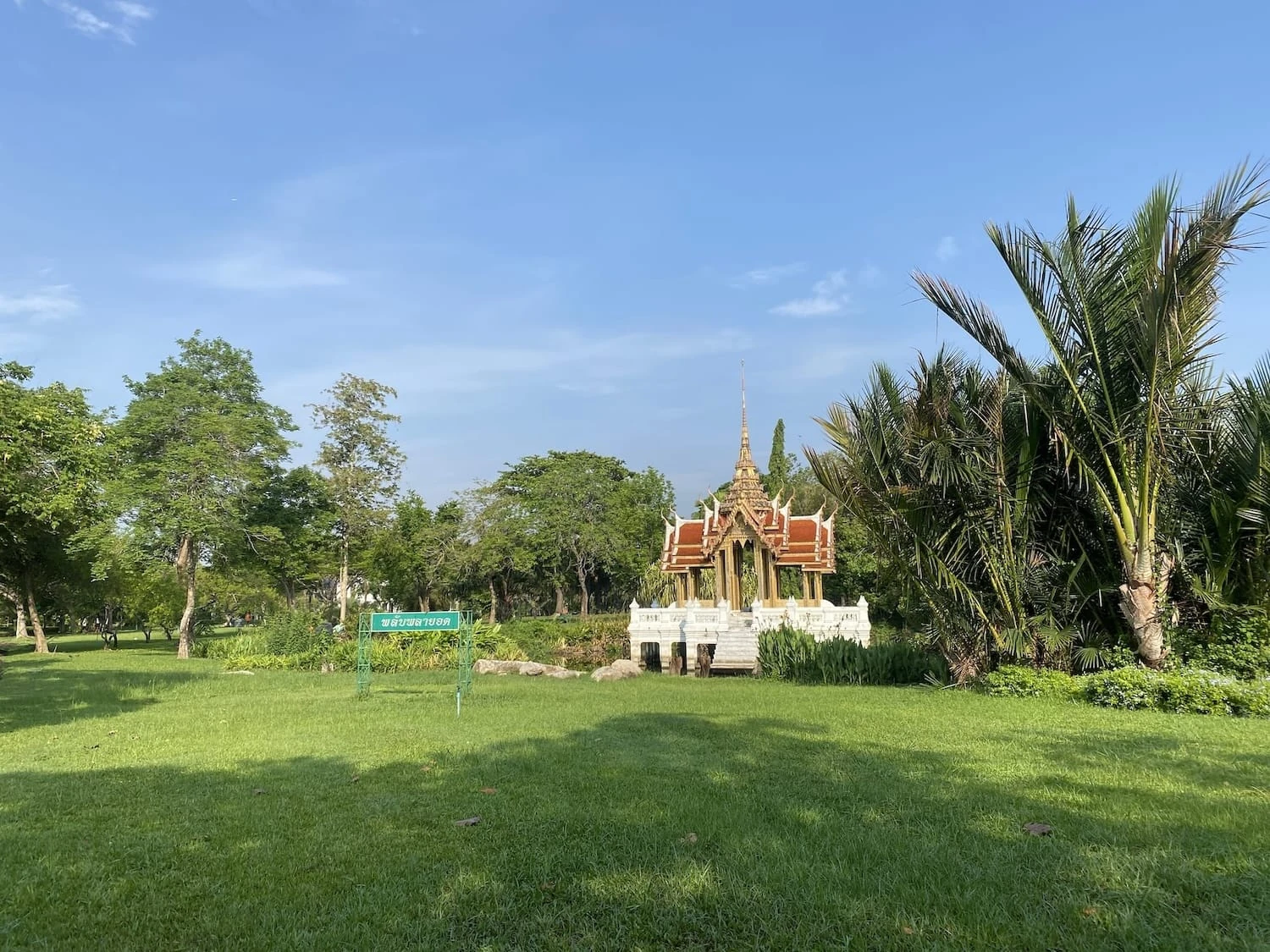 อาคารทรงไทย สนามหญ้าและต้นไม้ภายในสวนหลวง ร.๙ จากหน้าแนะนำสวนของ Greener Bangkok (ไม่ระบุปีถ่าย)