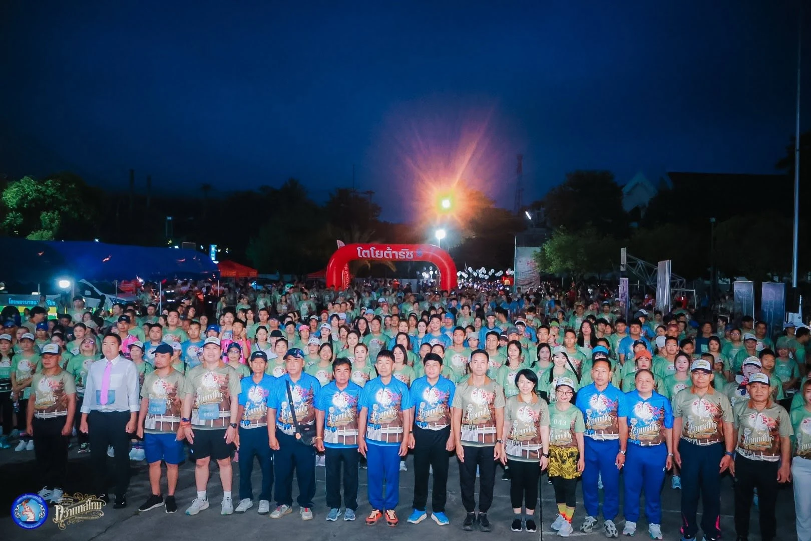 บรรยากาศรวมผู้ร่วมกิจกรรม กว่า แหล่ โกม ครั้งที่ 4 บริเวณซุ้มงาน