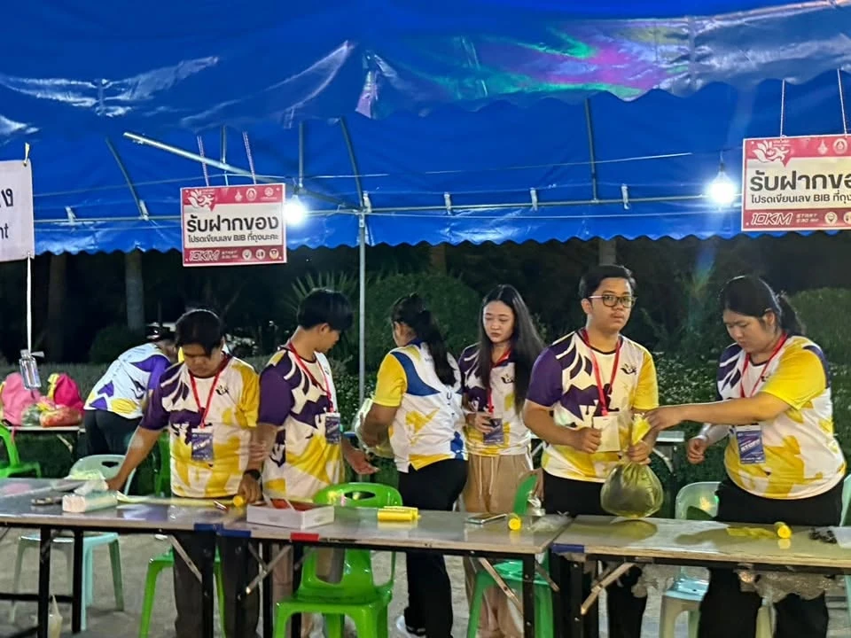 บรรยากาศโต๊ะรับฝากของในรายงานกิจกรรมบัวสวรรค์ปี 2568