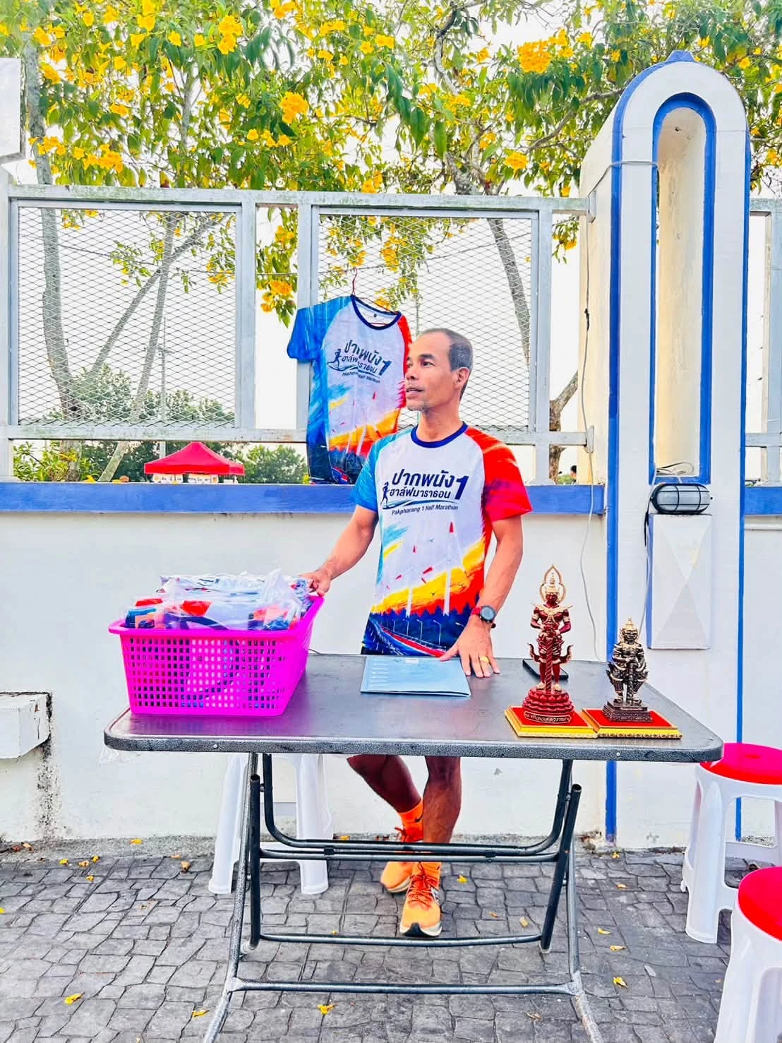 โต๊ะบูธประชาสัมพันธ์พร้อมเสื้อปากพนัง 1 และผู้ร่วมบูธ