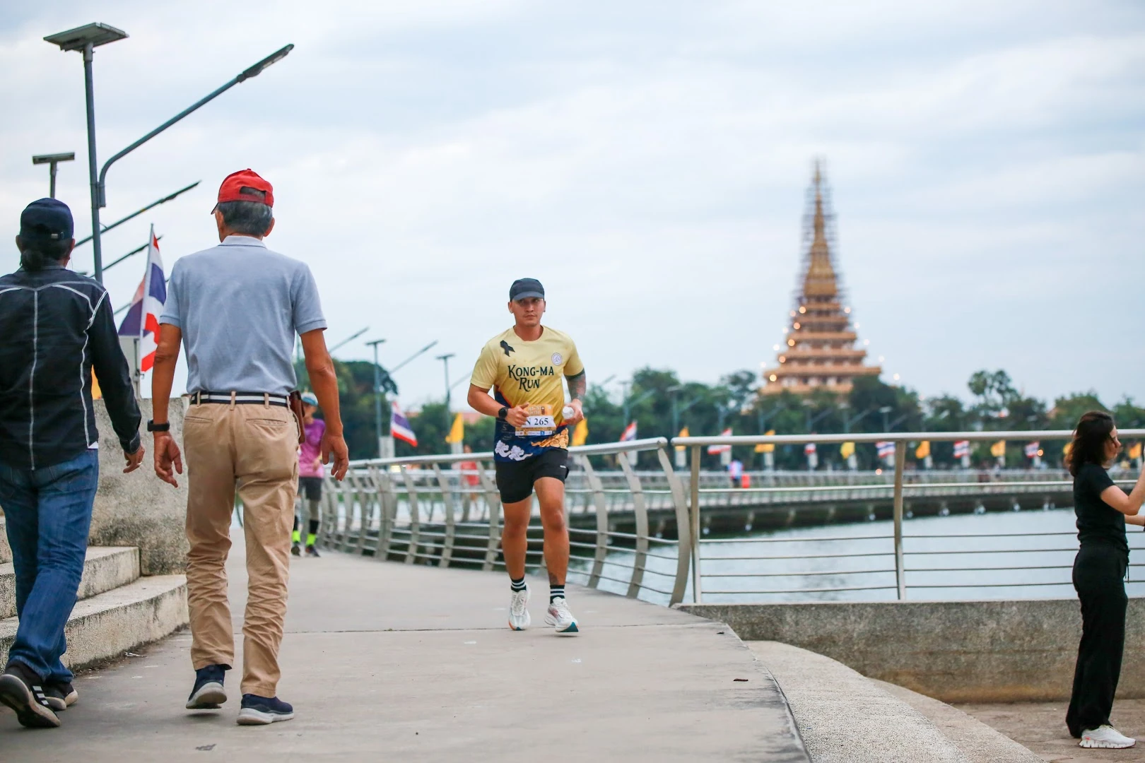 นักวิ่งสวมเสื้อ KONG-MA RUN บนทางริมบึงในอัลบั้มปี 2568
