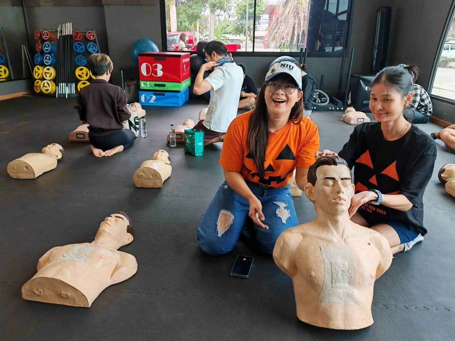 บรรยากาศผู้ร่วมการฝึกเตรียมทีมและหุ่นฝึก CPR ในรายงานของ FriendX
