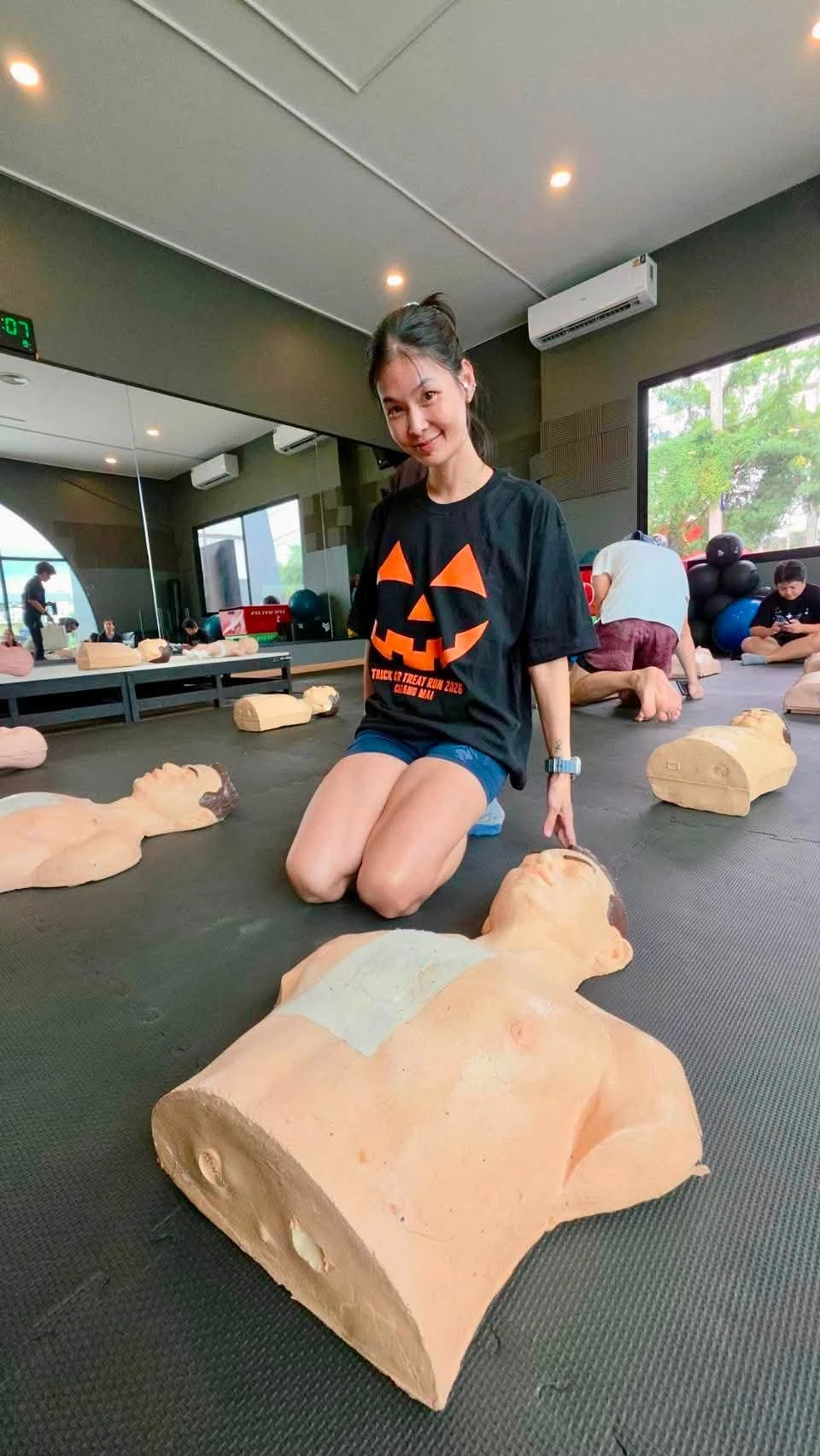 ผู้ร่วมการฝึกนั่งข้างหุ่น CPR จากรายงานเตรียมทีมของ FriendX