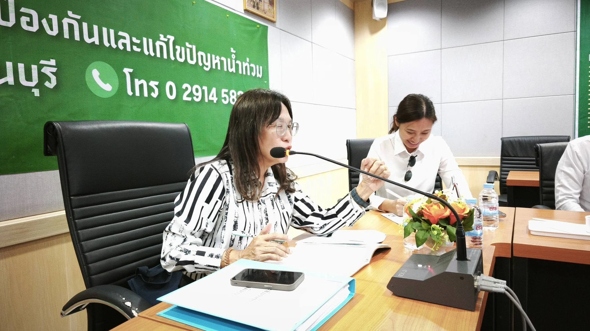 การอภิปรายที่โต๊ะประชุมเตรียมงานวิ่งล้อมมีนในรายงานผู้จัด