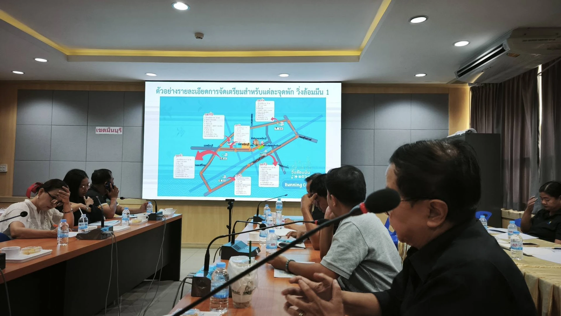 มุมกว้างการประชุมพร้อมแผนภาพประกอบการเตรียมงานวิ่งล้อมมีน