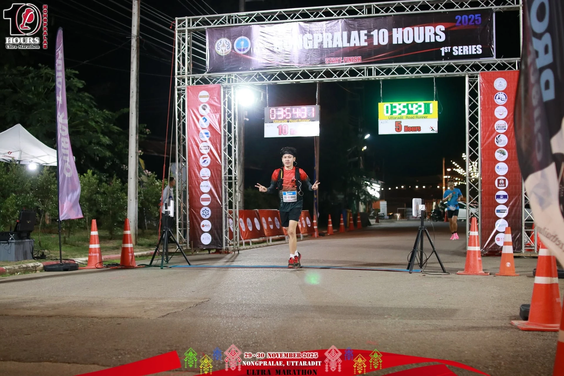 ผู้ร่วมกิจกรรมวิ่งผ่านซุ้ม Nongpralae 10 Hours 1st series ปี 2568